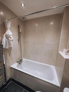 a bathroom with a white tub and a sink at Modern 2 bedroom Flat in Balham in London