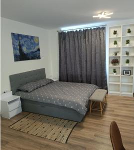 Schlafzimmer mit einem Bett und einem Fenster in der Unterkunft BELLEVUE in Narva