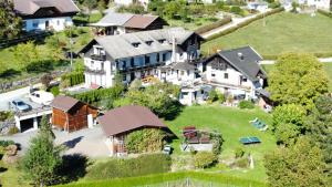 黑马戈尔Gästehaus Pernull的大房子的空中景色