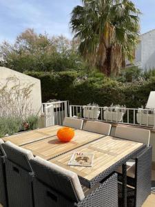 a wooden table with an orange on top of it at Preciosa casa de playa in S'Agaro