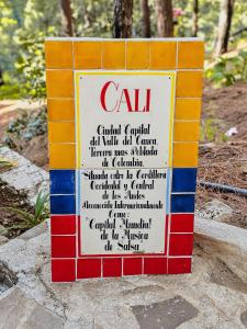 una señal que dice llama a una pared colorida en BACANA CABAÑAS DE ALQUILER, en Mazamitla