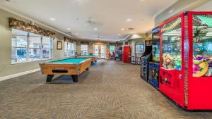 ein Spielezimmer mit Billardtischen und Spielautomaten in der Unterkunft The Pool Shack in Orlando