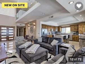 uma grande sala de estar com sofás e uma cozinha em A Coastal House for Relaxation near Golf Course And Beach Front em Puerto Peñasco