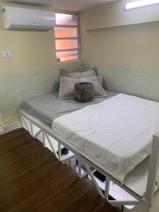 Bett in einem Zimmer mit Matratze darauf in der Unterkunft 42 LOFT DUPLO · LOFT perto do Aeroporto de Congonhas e Zoológico in São Paulo