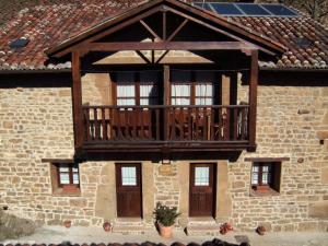 a wooden balcony on the side of a building at Los Cascayos in Abantro