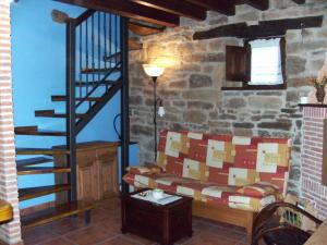 sala de estar con sofá y escalera de caracol en Los Cascayos, en Abantro