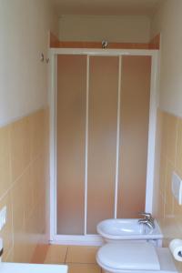 een badkamer met een douche, een toilet en een wastafel bij Appartamenti Vacanza Il Riale in Cannobio