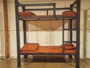 une étagère avec 2 lits superposés dans une chambre dans l'établissement Cody Backpackers, à Pai