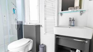ein Badezimmer mit einem weißen WC und einem Waschbecken in der Unterkunft Nord mobile house in Velenje
