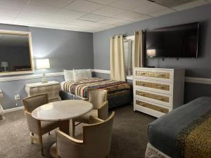 Habitación de hotel con 1 dormitorio con 2 camas y mesa en Stylish Remodeled 23 Large beds Near Elvis Presley, en Memphis
