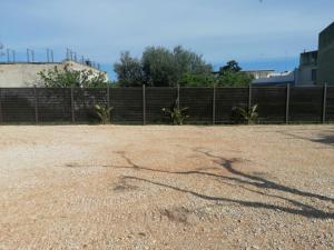 uma sombra de uma cerca num campo de terra em LA MURGIA casa vacanze B&B em Grumo Appula