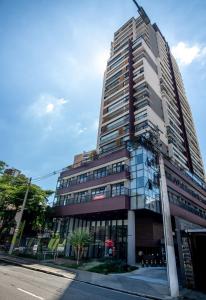 a tall building on the side of a street at Charmosos Studios no Coração de São Paulo - RioSampaFlats in Sao Paulo