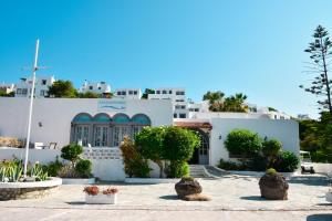 um edifício branco com árvores em frente em Anamar Patmos em Skala