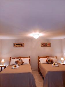 a bedroom with two beds with towels on them at Meu Cantinho Familiar in Búzios