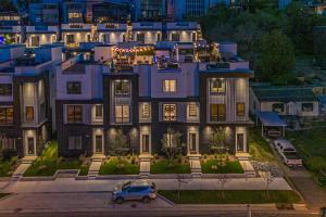 een groot huis met een auto ervoor geparkeerd bij Dixieland Delight @ Skyline in Nashville