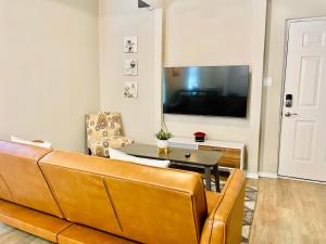 sala de estar con sofá y mesa en Cozy location in Midtown! en Houston