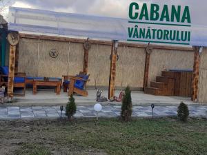 ein Gebäude mit einem Schild, das Calandra varahoulic liest in der Unterkunft Cabana Vânătorului 