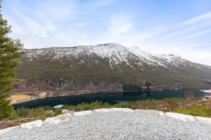 widok na góry z jeziorem w obiekcie Sogndal Fjordpanorama- The Panorama View 2 w mieście Sogndal