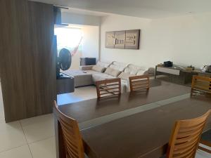 salon ze stołem i kanapą w obiekcie Apartamento 3 quartos equipado w mieście Maceió