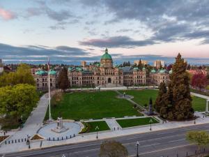 Un gran edificio con un parque enfrente. en Majestic Views at The Mod, en Victoria