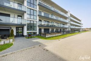 an empty street in front of a building at Sea View & SPA 10d10 in Dziwnów