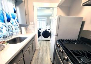 Dapur atau dapur kecil di Beautiful Guesthouse, Sleeps 4 - Kitchen, Private Laundry, AC, Parking, 65' TV, Close to Stores, Restaurants & Beach