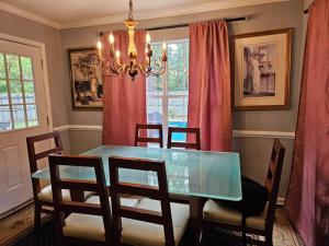 Area soggiorno di Spacious, State Line, Private Pool with king Beds