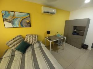 - une chambre avec un lit et un bureau dans l'établissement Tu Estancia Guadalajara, à Guadalajara