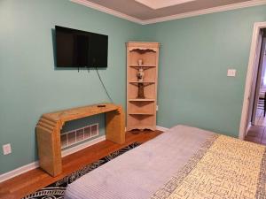 TV o dispositivi per l'intrattenimento presso Spacious, State Line, Private Pool with king Beds