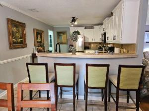 Cucina o angolo cottura di Spacious, State Line, Private Pool with king Beds
