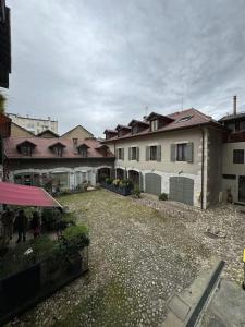 een groep gebouwen met een tuin aan de voorkant bij Destination Royale in Annecy