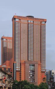 un grand bâtiment avec de nombreuses fenêtres dans une ville dans l'établissement The Hotel and Apartment At Berjaya Times Square, à Kuala Lumpur