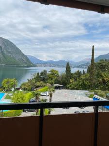 d'un balcon avec vue sur le lac. dans l'établissement LAKE APARTMENT 5, à Bissone