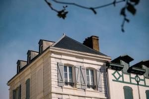 ビアリッツにあるALFRED HOTELS Port-Vieux - Ex Georges VIの窓と屋根の白い建物