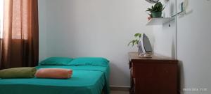 1 dormitorio con 1 cama y 1 mesa con TV en Elegante Habitación 2 en Arraiján