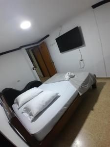 Un pat sau paturi într-o cameră la HOTEL CASA LOMA
