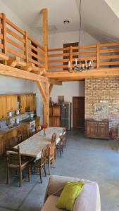 cocina grande con mesa grande y sillas en Poganty - Obora, en Giżycko