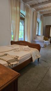 Un dormitorio con dos camas y una gran ventana. en Poganty - Obora, en Giżycko