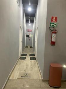 un lungo corridoio con pavimento malandato in un edificio di 49 LOFT DUPLO · LOFT c garagem perto do Aeroporto Congonhas a San Paolo