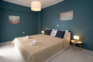 Postel nebo postele na pokoji v ubytování Top floor apartment in Chalkida