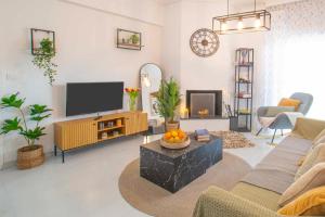TV a/nebo společenská místnost v ubytování Top floor apartment in Chalkida