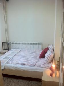 ソフィアにあるGogol 2BR Apartmentのベッドルーム(白いベッド、赤い枕付)
