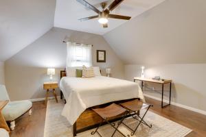 1 dormitorio con 1 cama y ventilador de techo en Luxe Georgia Farm Retreat Hot Tub and Hiking Trails, en Lithonia