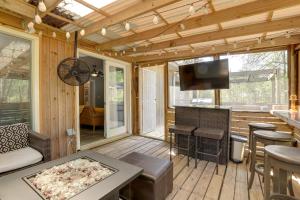Un televizor și/sau centru de divertisment la Hot Tub and Hiking Trails Luxe Georgia Farm Retreat
