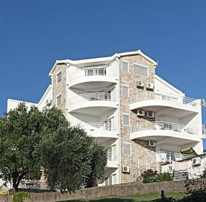 un edificio de apartamentos con balcones en un lateral en Vila Natalia, en Petrovac na Moru