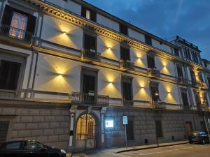 een gebouw met lichten aan de zijkant bij Palazzo Adele in Ercolano