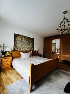 ein Schlafzimmer mit einem großen Bett und einem Kronleuchter in der Unterkunft Exklusives Haus mit Garten in Hannover