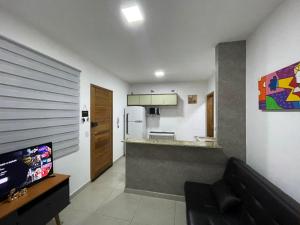 Il comprend un salon avec un canapé et une cuisine. dans l'établissement Expo Center - Apartamento 4, à São Paulo