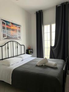 sypialnia z łóżkiem i oknem z zasłonami w obiekcie Suite San Benedetto, Terrazza vista mare w mieście Polignano a Mare