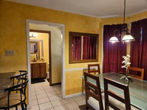 Una cocina y un comedor con mesa y sillas. en Peaceful & Elegant Sleeps 16 with Pool Near Mall, en Memphis